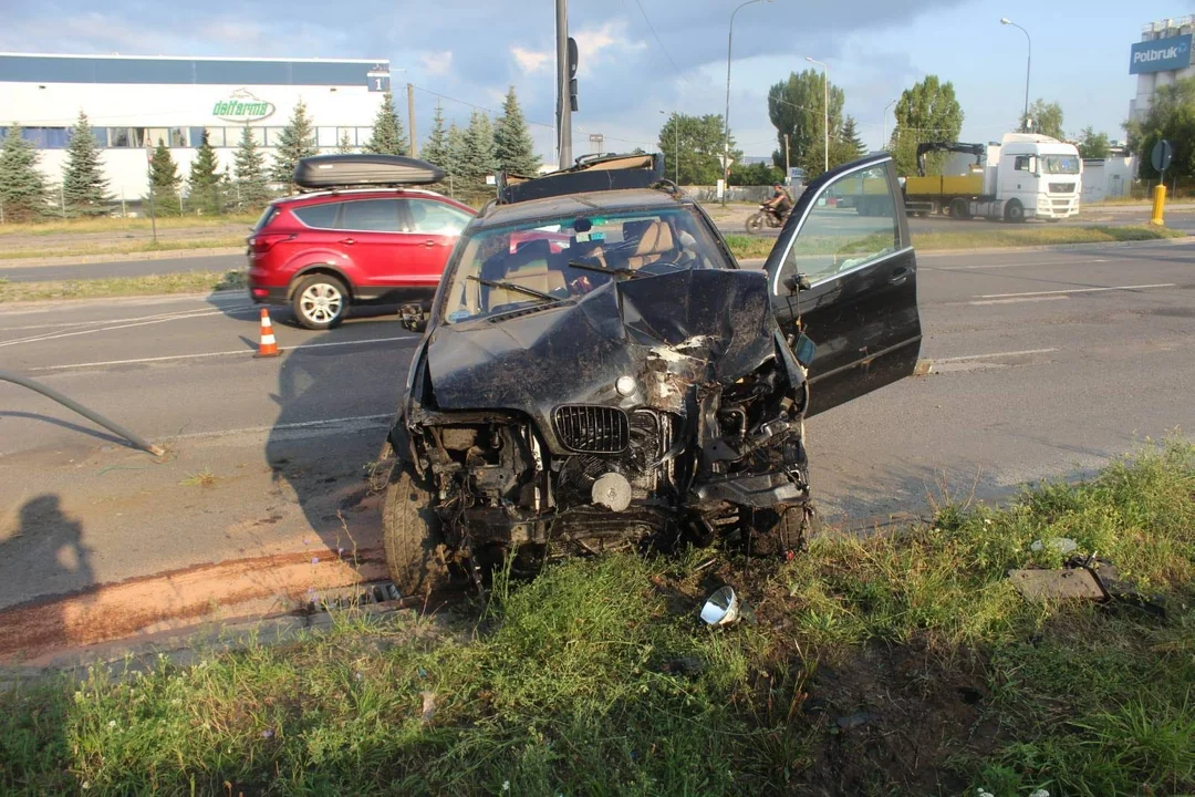 Na Widzewie rozległ się ogromny huk. Kompletnie pijany kierowca BMW najpierw wjechał w przystanek, potem w latarnię [ZDJĘCIA] - Zdjęcie główne