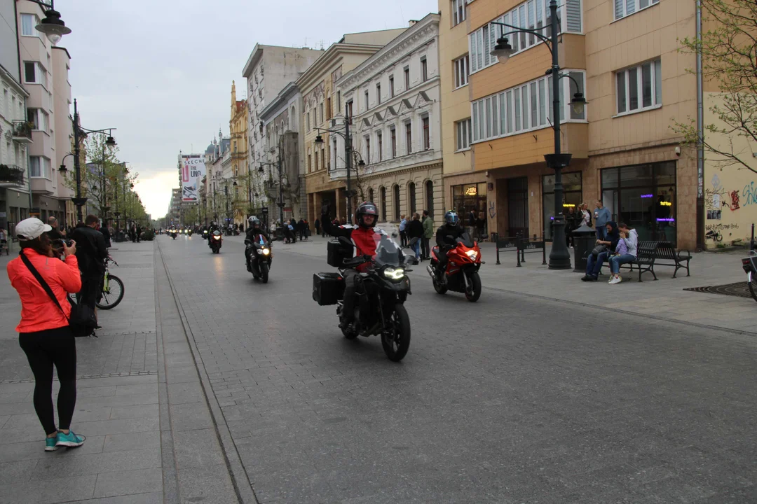 Wielka parada motocyklowa na ulicy Piotrkowskiej w Łodzi