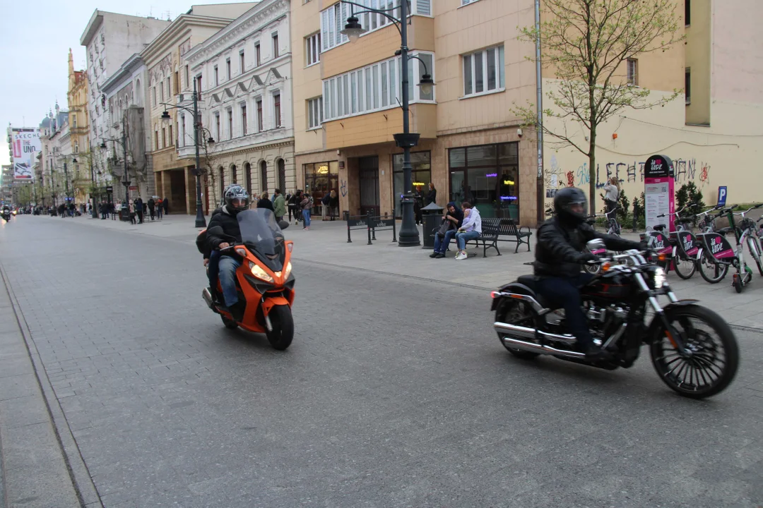 Wielka parada motocyklowa na ulicy Piotrkowskiej w Łodzi