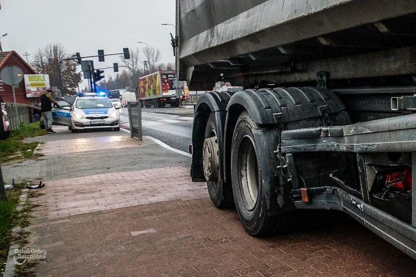 Wypadek w Grocholicach. Ciężarówka zderzyła się z BMW