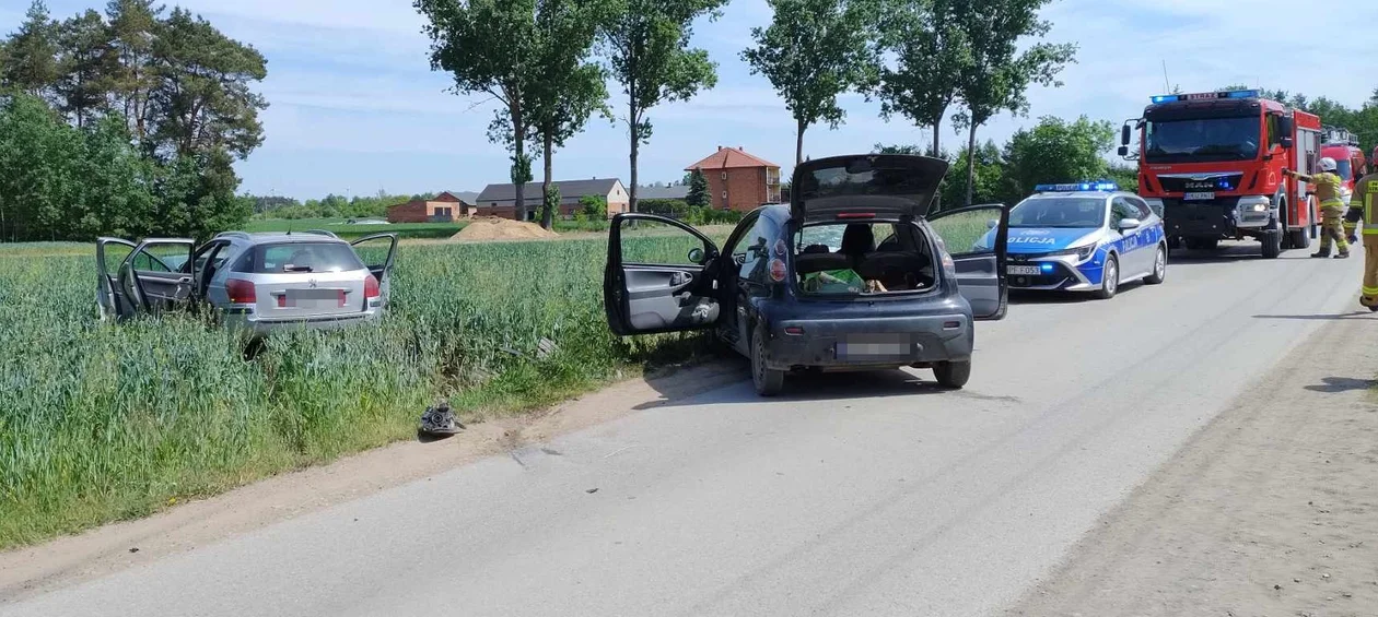 Wypadek pod Kutnem. Kilka osób rannych, w akcji liczne służby [ZDJĘCIA] - Zdjęcie główne