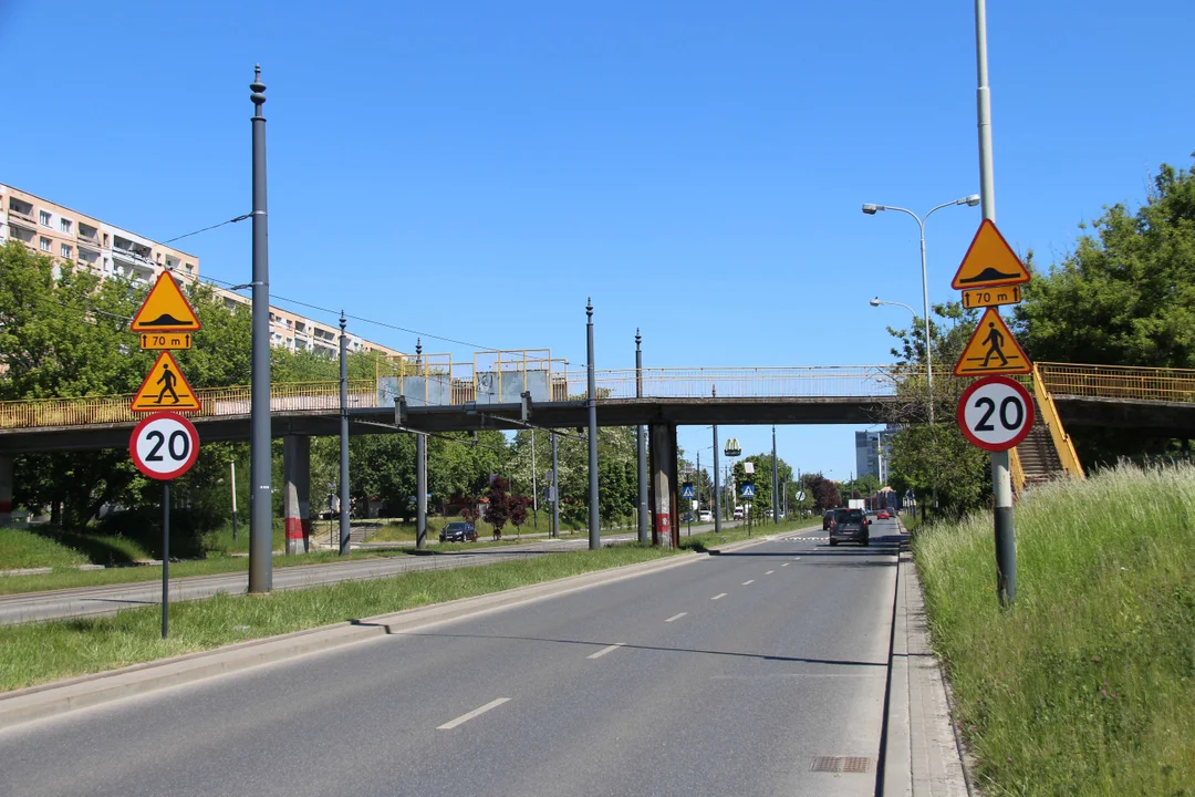 Tymczasowe przejścia dla pieszych na al. Wyszyńskiego prawie gotowe