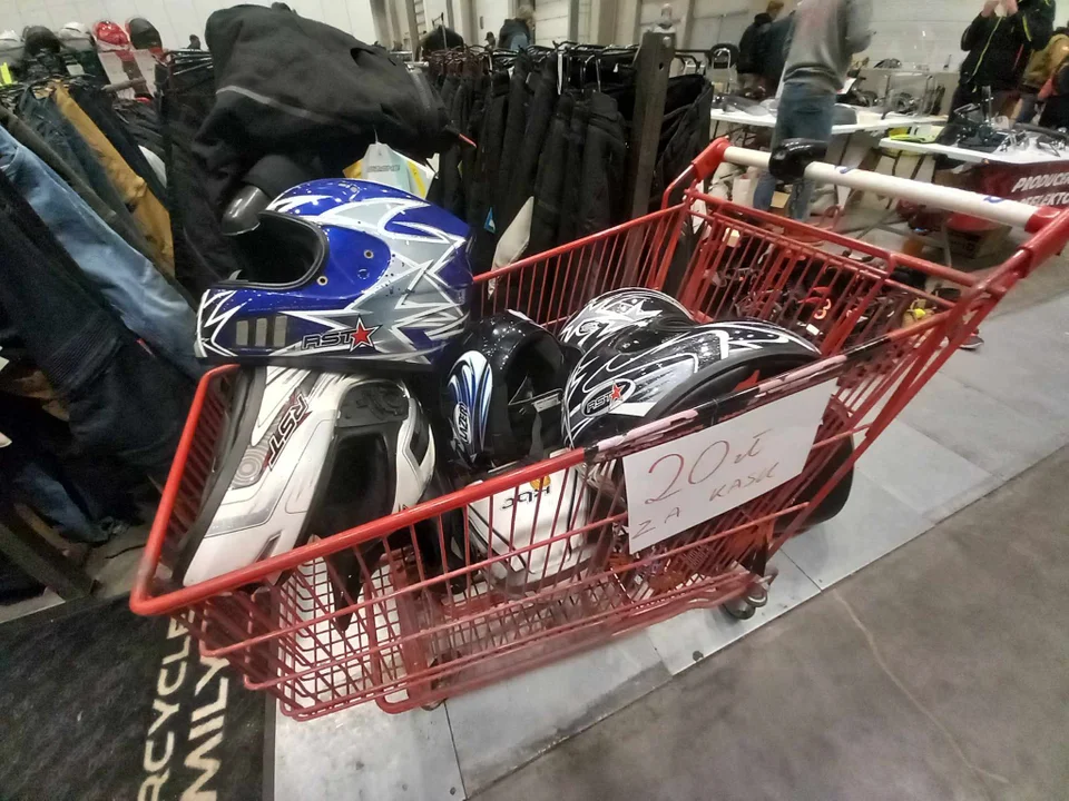 Tłumy Łodzian na Moto Weteran Bazar w Łodzi. Motocykle, broń, ubrania i starocie