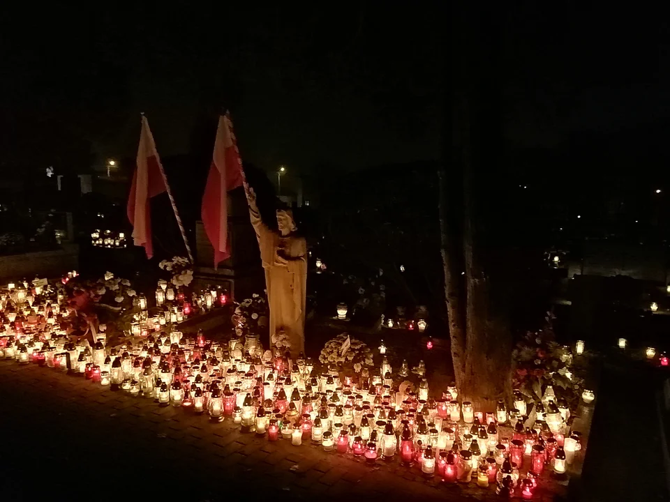 Zgierzanie i mieszkańcy okolic odwiedzili groby na cmentarzach w regionie