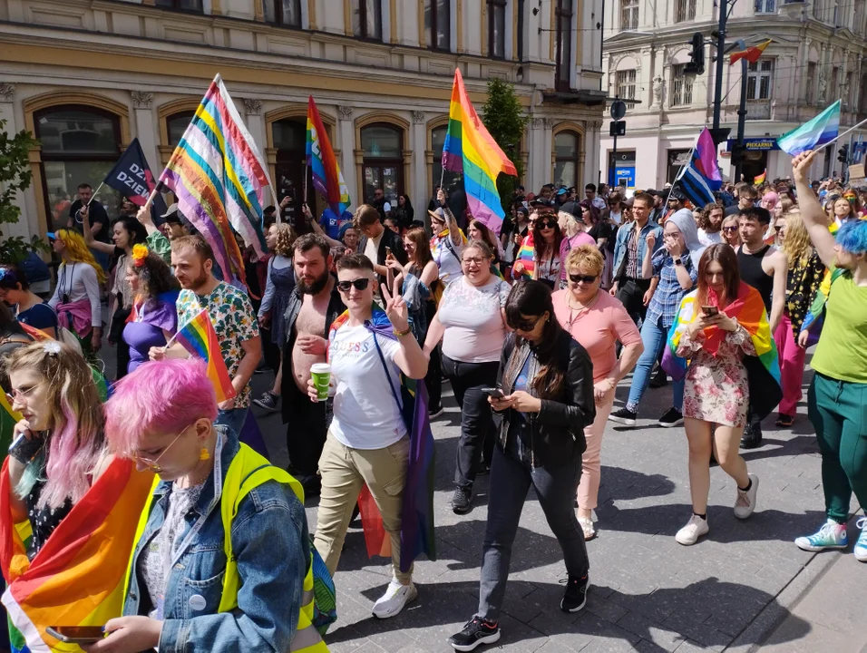 Tęczowy marsz przeszedł ulicami Łodzi. W mieście dawno nie było tak kolorowo! - Zdjęcie główne