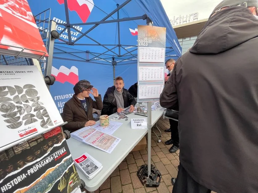 Obchody Święta Niepodległości w Łodzi na rynku Manufaktury