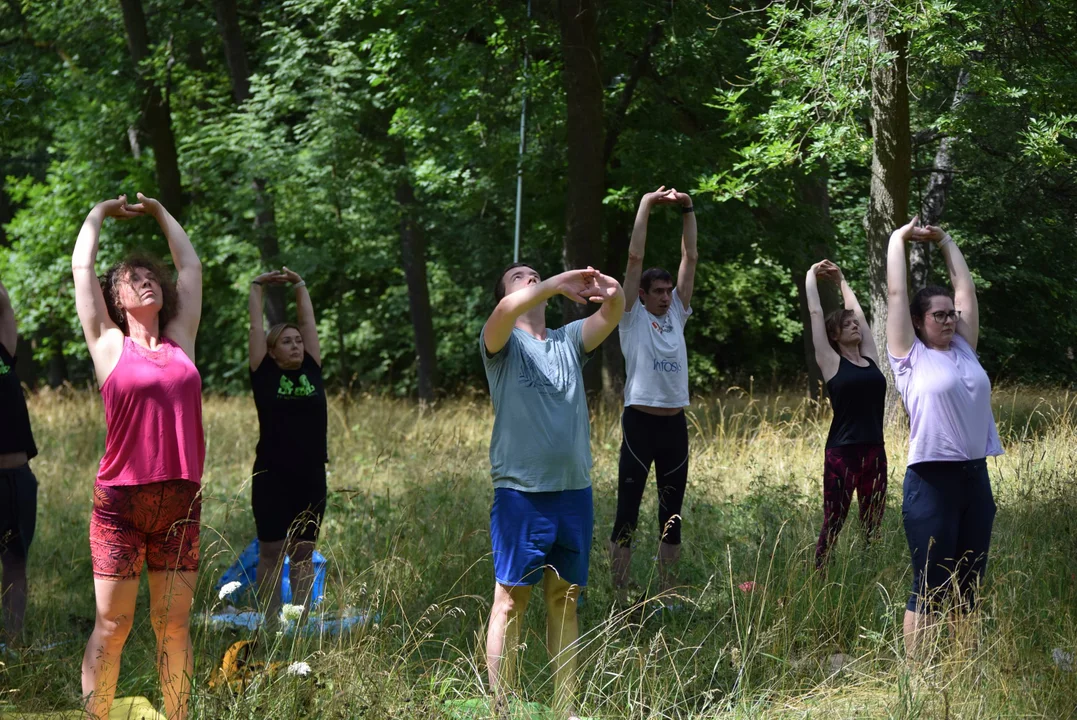 Joga w parku na Zdrowiu