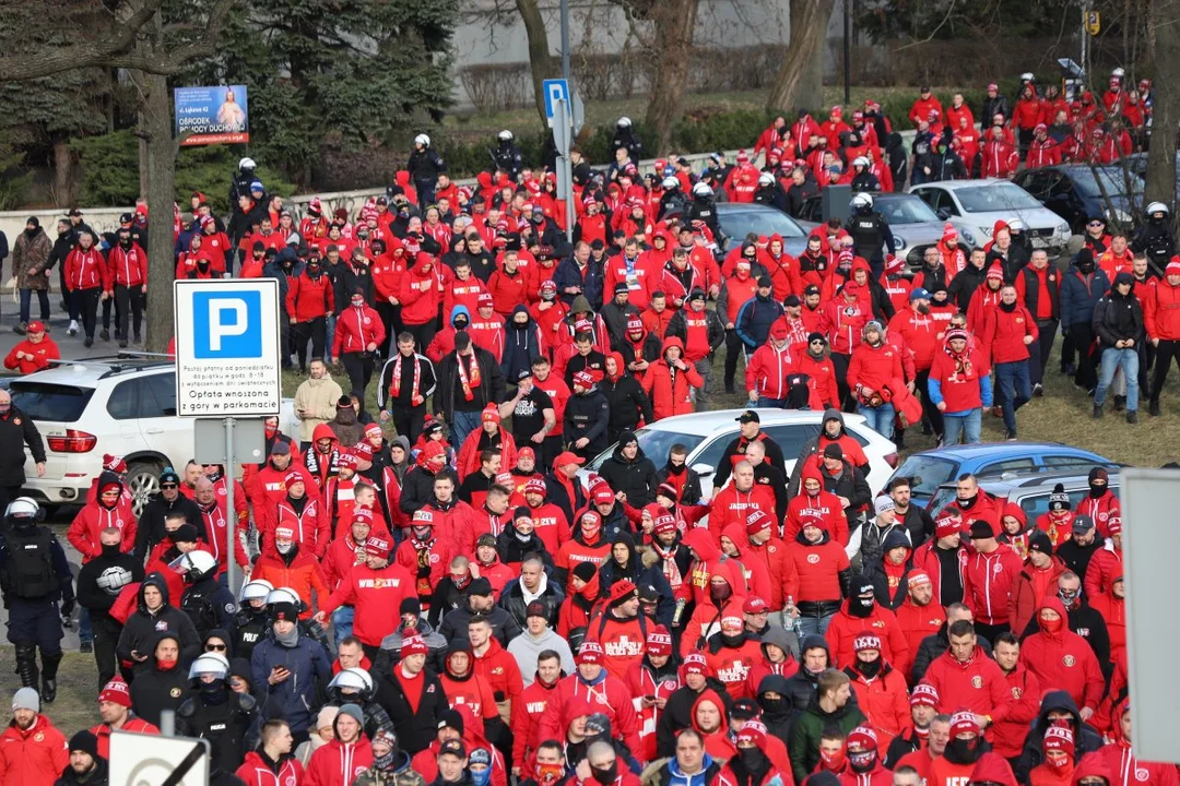 Kibice Widzewa w drodze na derby. Przemarsz ulicami Łodzi [FOTO] - Zdjęcie główne