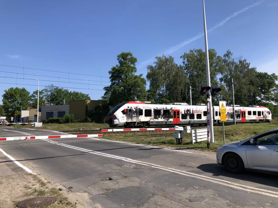 Rogatki na ważnym przejeździe kolejowym były zamknięte prawie pół godziny. PKP PLK tłumaczy i zwraca się z apelem [ZDJĘCIA] - Zdjęcie główne