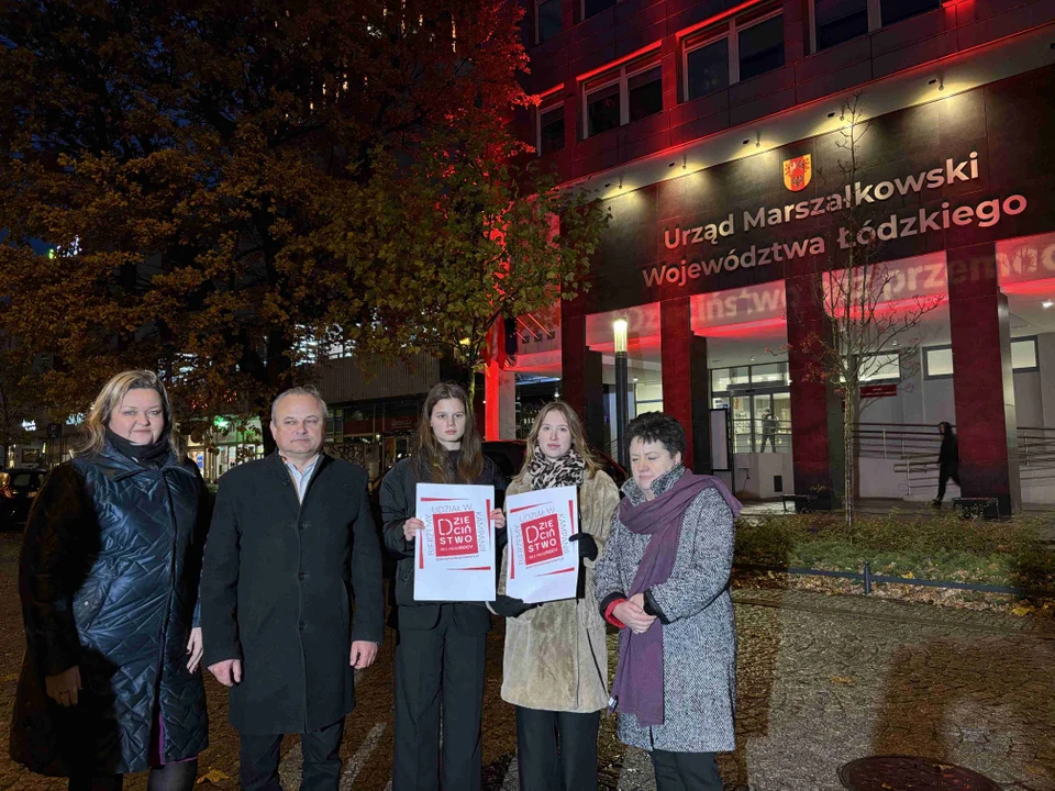 Budynek Urzędu Marszałkowskiego UŁ rozświetlony na czerwono