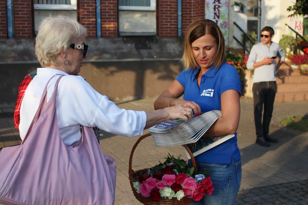 KCI rozdaje róże i gazety na kutnowskim Święcie Róży