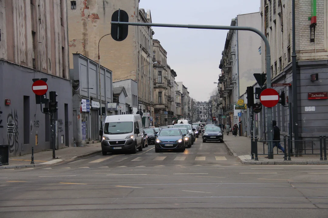 Dziura przy przystanku autobusowym na ulicy Zachodniej w Łodzi