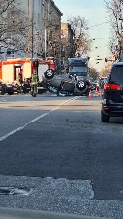 Dachował samochód w centrum Łodzi