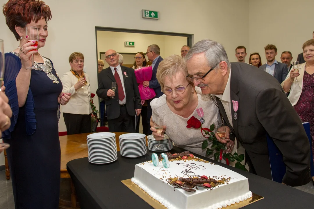 Dziś łatwiej wyrzucić, niż naprawić, a oni przeżyli razem pół wieku. Kolejne pary odznaczone za długoletnie pożycie małżeńskie [ZDJĘCIA]