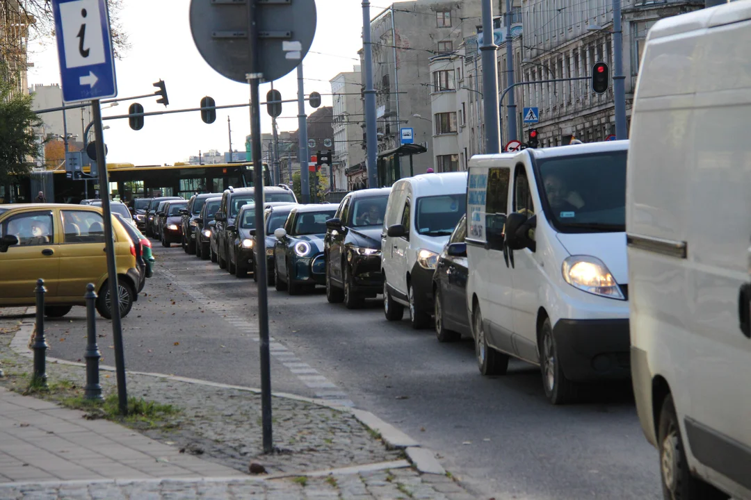 Utrudnienia dla kierowców na ulicy Zachodniej w Łodzi - 30.10.2023 r.