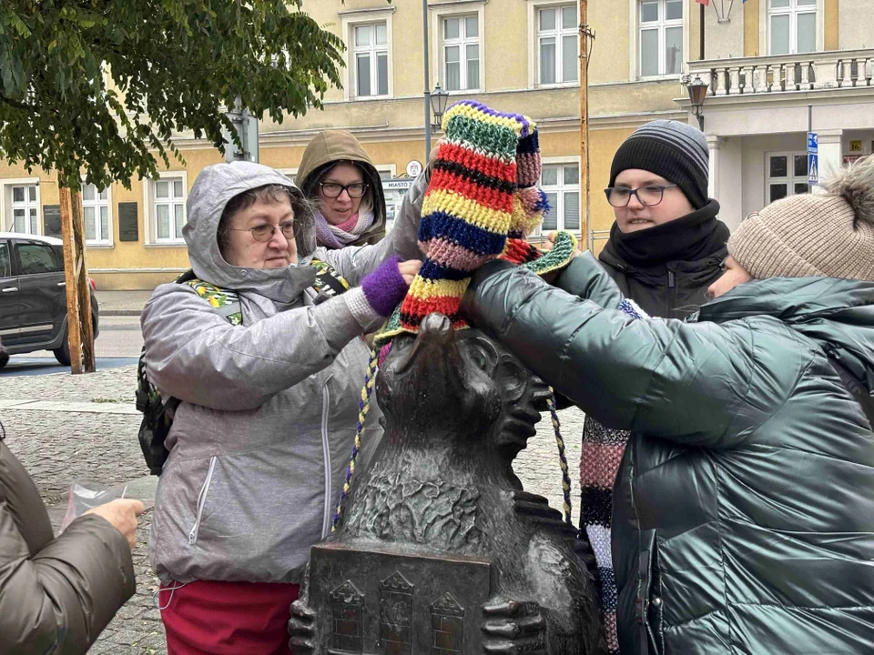 Pomnik w centrum miasta udekorowany przez grupę „Zamontanki”