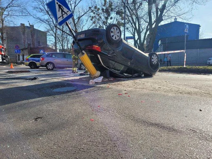 Dachowanie volkswagena na Lutomierskiej w Łodzi