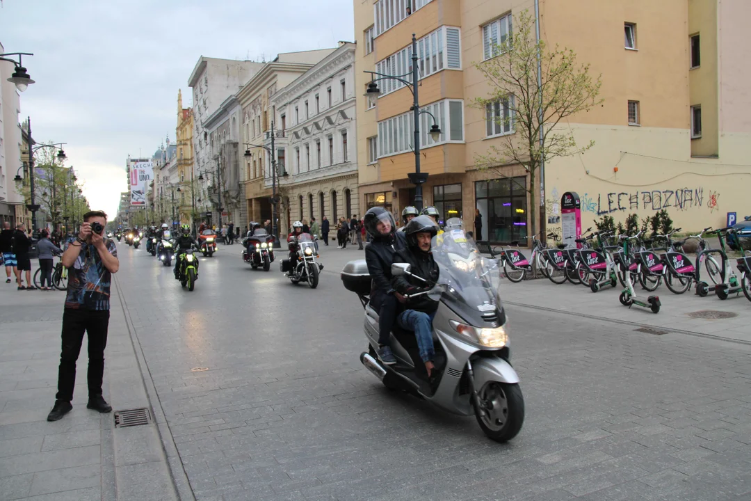 Wielka parada motocyklowa na ulicy Piotrkowskiej w Łodzi