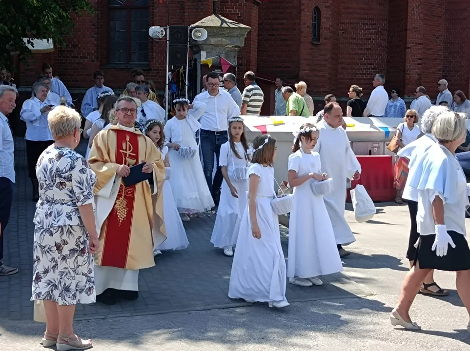 Ulicami Zgierza przeszły procesje Bożego Ciała.