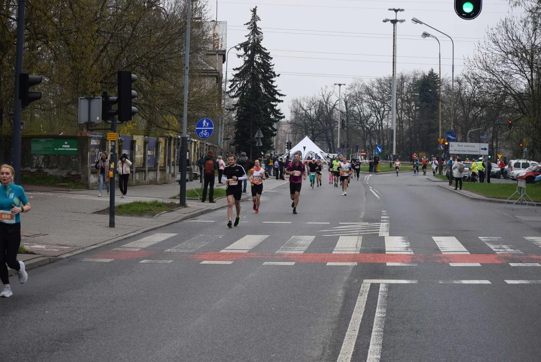 DOZ Maraton ulicami miasta. Zobacz zdjęcia z biegu głównego