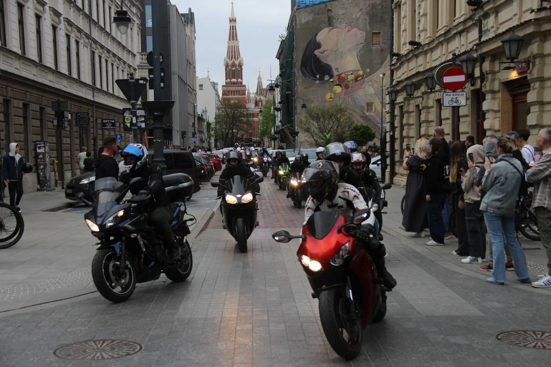 Wielka parada motocyklowa na ulicy Piotrkowskiej w Łodzi