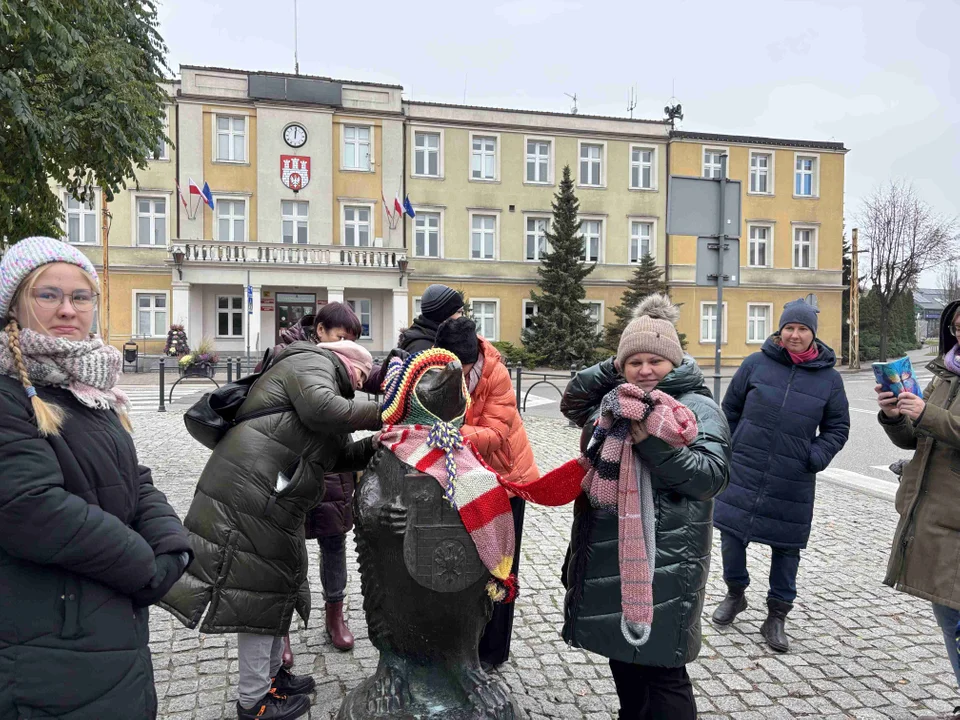 Pomnik w centrum miasta udekorowany przez grupę „Zamontanki”