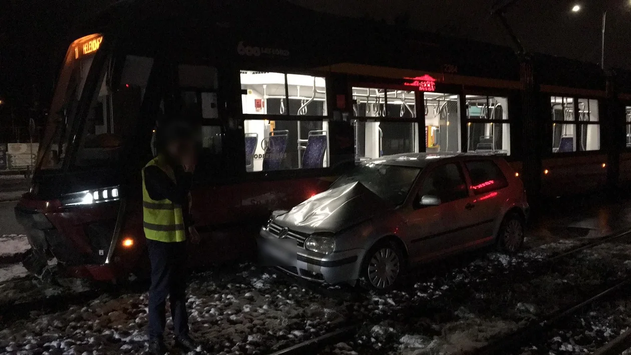 Zderzenie auta z tramwajem w Łodzi