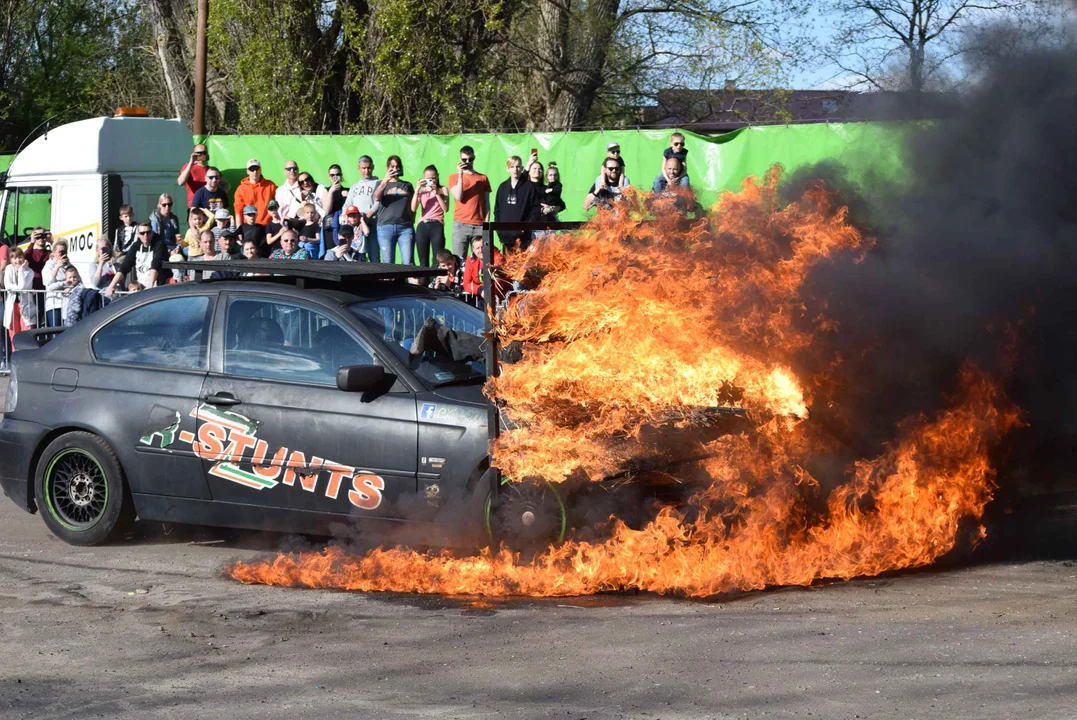 Giganty na czterech kołach zrobiły duże show! Widowiskowy pokaz monster trucków