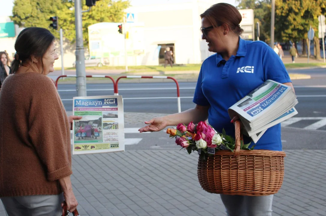 KCI rozdaje róże i gazety na kutnowskim Święcie Róży