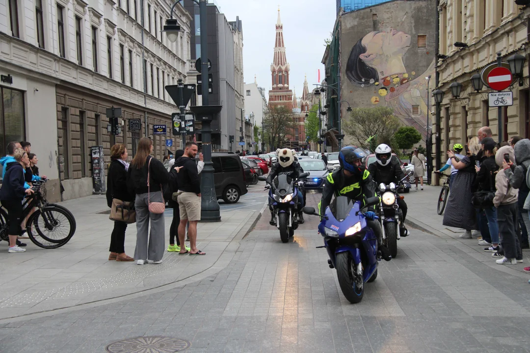 Wielka parada motocyklowa na ulicy Piotrkowskiej w Łodzi