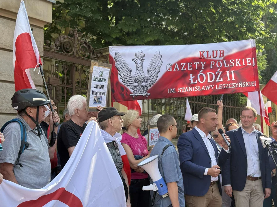 Protest pod Urzędem Marszałkowskim w Łodzi