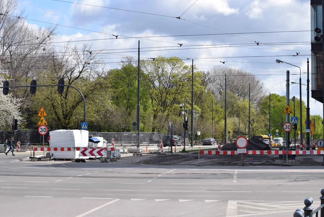 Utrudnienia dla kierowców i pieszych na skrzyżowaniu ul. Ogrodowej i ul. Zachodniej. Obok trwa budowa "Bulwarów Północnych" oraz modernizacja parku Staromiejskiego.