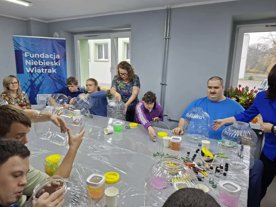 Moc małych społeczności w praktyce: projekt Fundacji Niebieski Wiatrak