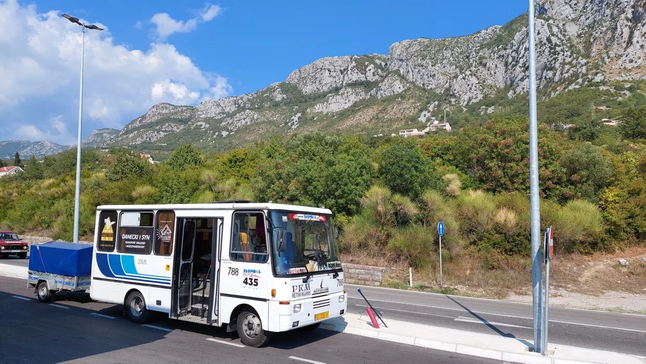 Ten autobus niedawno jeździł po Żychlinie. Teraz pan Tymoteusz odwiedził nim kilka krajów [ZDJĘCIA] - Zdjęcie główne