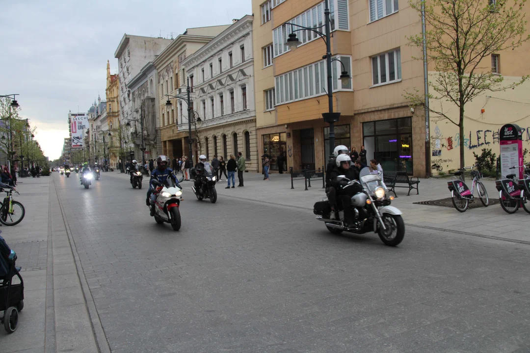 Wielka parada motocyklowa na ulicy Piotrkowskiej w Łodzi