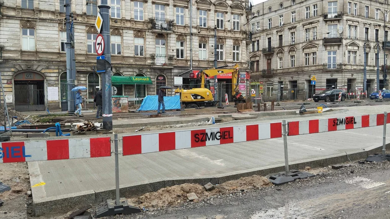 Trwa łączenie nowego torowiska ze starym przy ul.Legionów w Łodzi