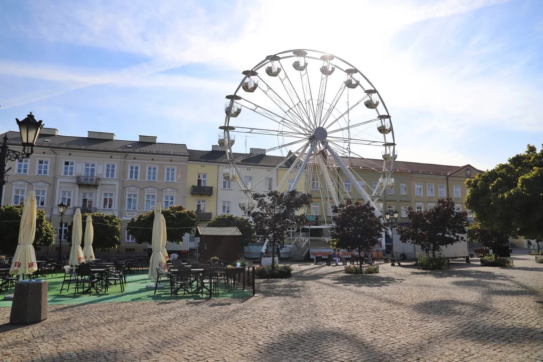 Trwają przygotowania do Święta Róży. W centrum Kutna pojawiły się m.in. lunapark i kramy