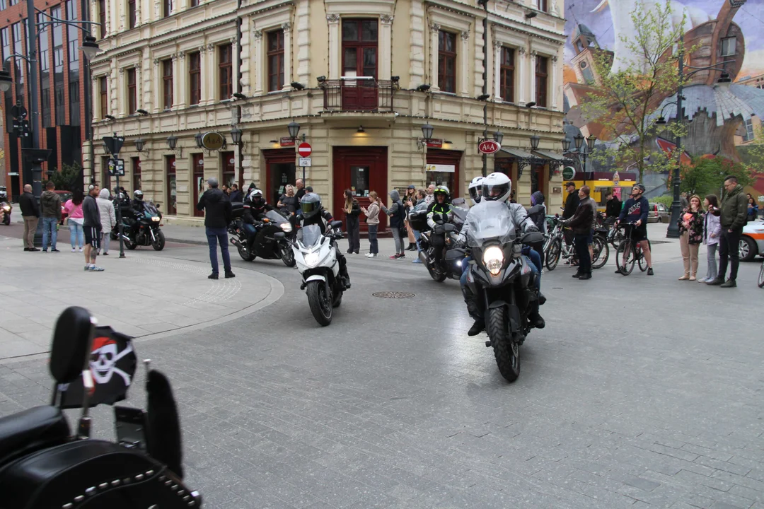 Wielka parada motocyklowa na ulicy Piotrkowskiej w Łodzi