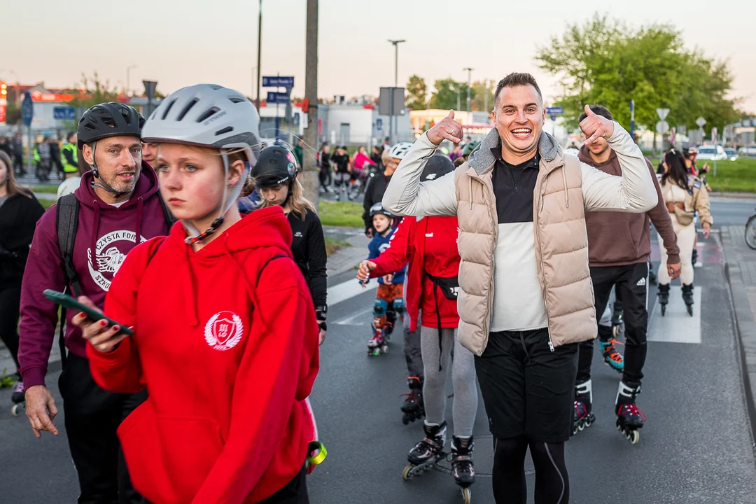 Nightskating wraca! Grupa jeździła po Podolszycach i nawoływała "Auchan ma ukraińską krew na rękach!" [ZDJĘCIA] - Zdjęcie główne