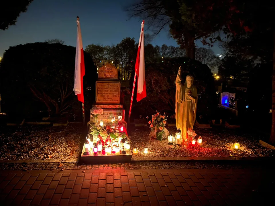 Zgierzanie i mieszkańcy okolic odwiedzili groby na cmentarzach w regionie