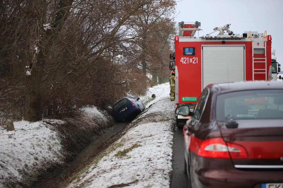 Na DK 92 pod Kutnem w miejscowości Skłóty samochód osobowy wpadł do rowu