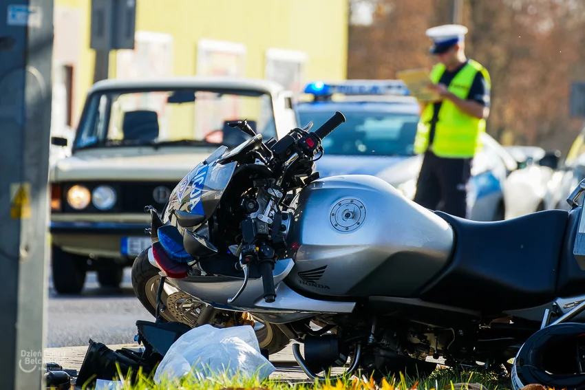 Wypadek na al. Wyszyńskiego. Policyjny motocykl zderzył się z osobówką