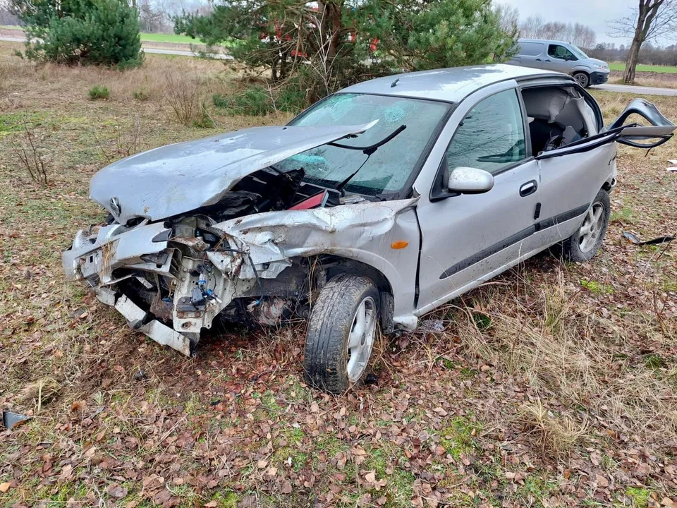 Groźny wypadek na granicy powiatów. Samochód wypadł z drogi i dachował [FOTO] - Zdjęcie główne