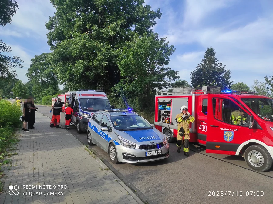 Straż, policja i pogotowie przy Grobli w Klukach. Motocyklista ranny w wypadku [FOTO] - Zdjęcie główne