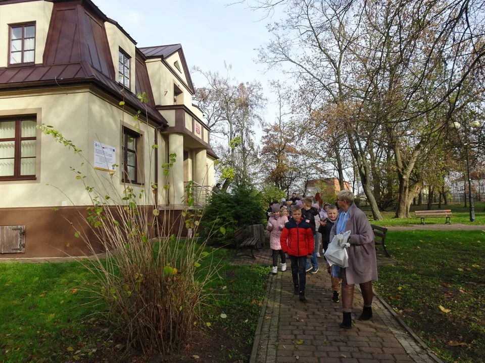 100 cebulek żółtych krokusów posadziły żychlińskie dzieci przy kamieniu upamiętniającym społeczność żydowską tego miasta.