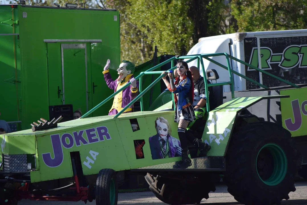 Giganty na czterech kołach zrobiły duże show! Widowiskowy pokaz monster trucków