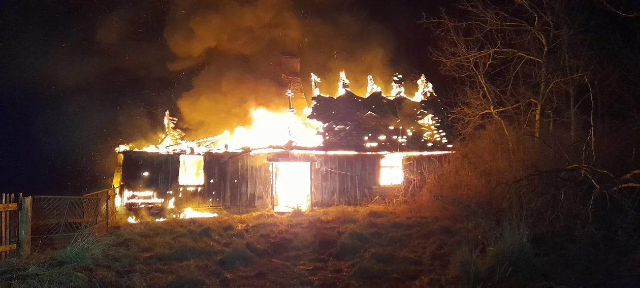 Pożar w powiecie płockim. Spłonął budynek [ZDJĘCIA] - Zdjęcie główne