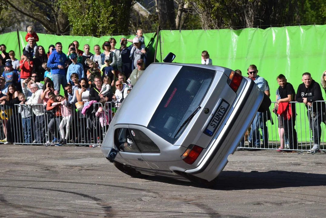 Giganty na czterech kołach zrobiły duże show! Widowiskowy pokaz monster trucków