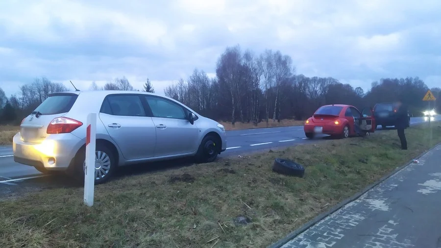 Gigantyczna dziura na drodze w kierunku kopalni. Kierowcy przebijali opony jeden za drugim - Zdjęcie główne