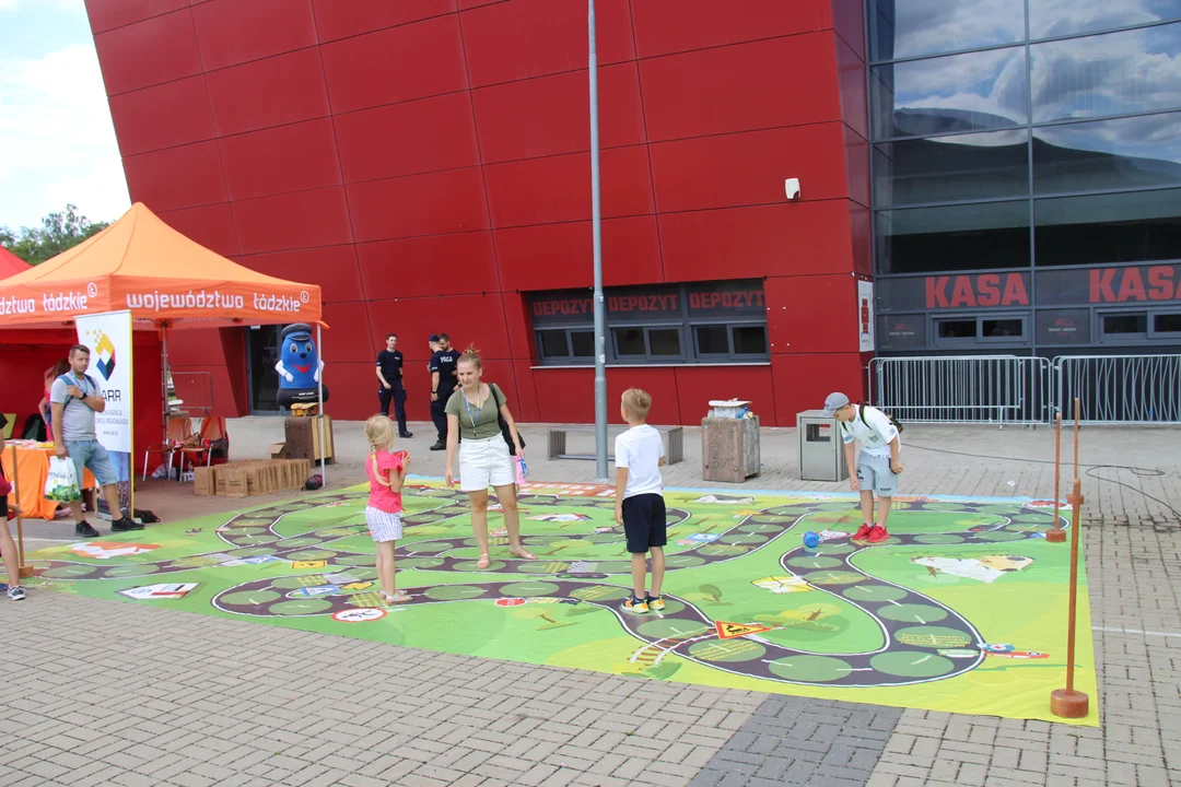 Piknik rodzinny "Bezpieczne Wakacje z Mundurem" pod Atlas Areną